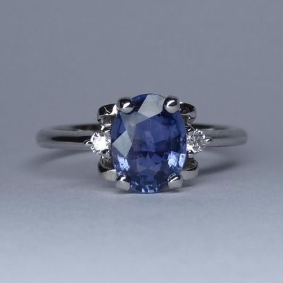 null Ring in 18k white gold surmounted by an oval sapphire of about 1.50 cts set...