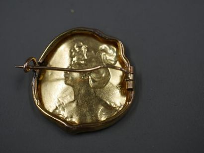 null Art Nouveau brooch in 18k yellow gold, representing the portrait of a woman...