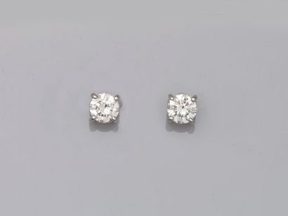null Pair of ear studs in 18k white gold surmounted by J.SI2 color diamonds of about...