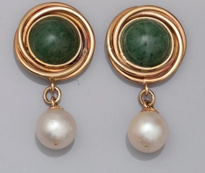 null Pair of 18k yellow gold circular earrings topped with chrysophrase cabochons...