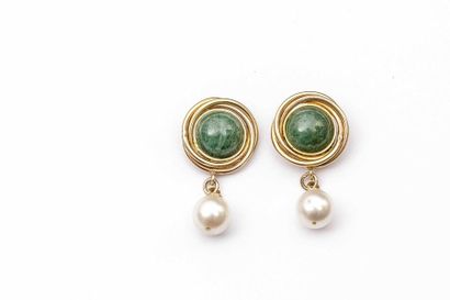 null Pair of 18k yellow gold circular earrings topped with chrysophrase cabochons...