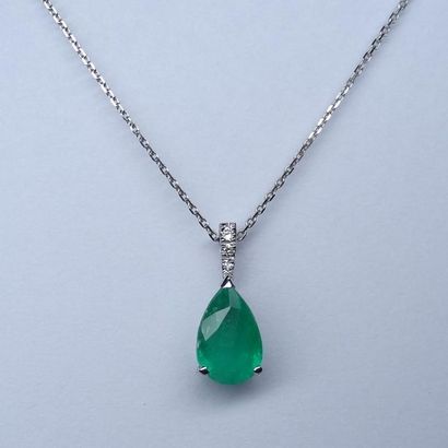 null Pendant drop in 18k white gold surmounted by a pear cut emerald of about 1,50cts...