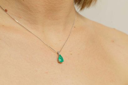 null Pendant drop in 18k white gold surmounted by a pear cut emerald of about 1,50cts...