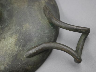 null Kylix. Bronze. Style grec. 

L env. d’anse à anse 16 cm.
