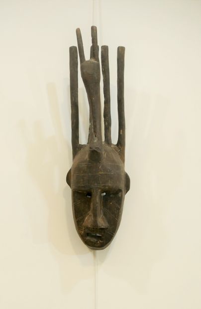 null Afrique de l'Ouest - Masque en bois sculpté, traces de polychromie.

Haut.:...