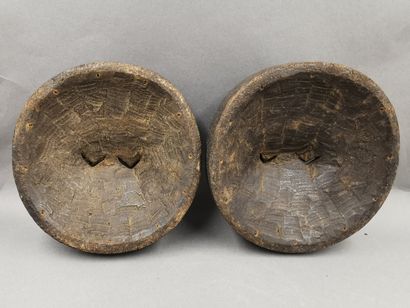 null Deux masques lunaires en bois. De style Nigérien 

H : 18cm
