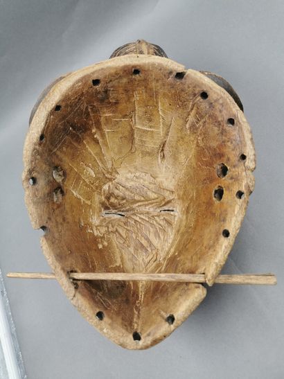 null AFRIQUE DE L'OUEST - Masque PUNU en bois polychrome.

28 x 22 cm
