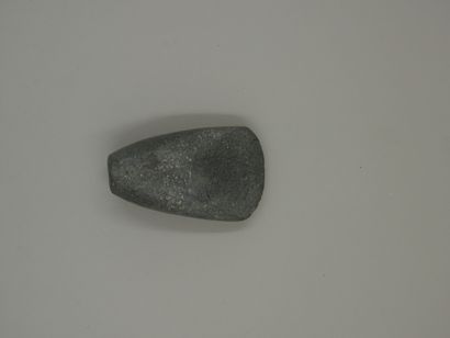 null Hache polie. Diorite. Néolithique. 

L : 8,5cm.