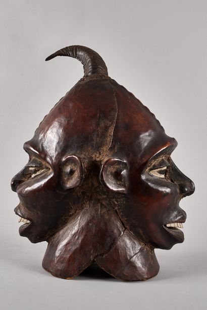 null AFRIQUE DE L’OUEST - Masque double face en bois naturel sculpté polychrome,...