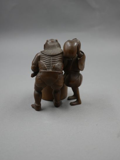 null Deux personnages Japon. Jeune homme et Démon Oni. Manque au pied. Bois sculpté....