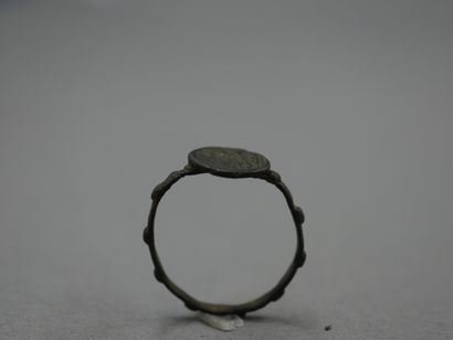 null DOUBLON / Capridé amulette en argent style oriental. 

L : 1 cm.