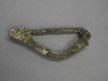 null Fibule en arc de légionnaire. Bronze. Premiers s. ap J.C. 

L : 5 cm.