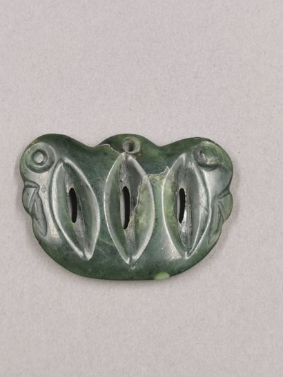 null Océanie. Rare pendentif talismanique Maori en jade néphrite orné de deux têtes...