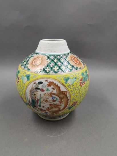 null Vase en porcelaine polychrome orné de motifs en fenêtres de dragons et phénix...