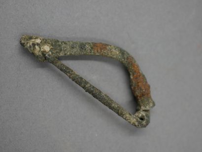 null Fibule en arc de légionnaire. Bronze. Premiers s. ap J.C. 

L : 5 cm.