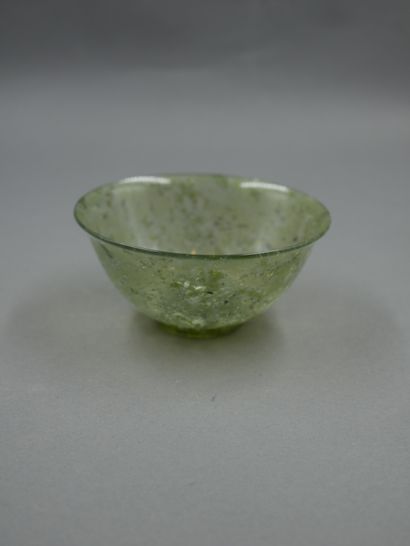 null Bol en jade néphrite. Chine. 

D : 10 cm.