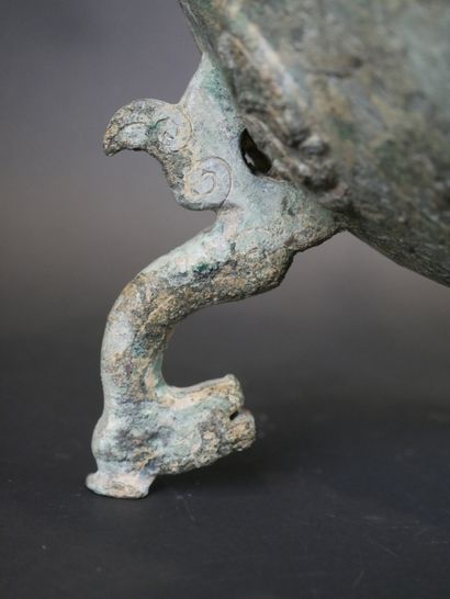 null Vase Ding tripode un pied restauré. Bronze orné style des Dynasties des Han....