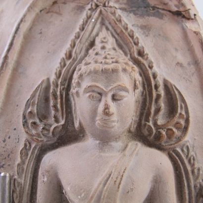null Fragment de stèle en terre cuite figurant le Bouddha. En l’état. Thaïlande....