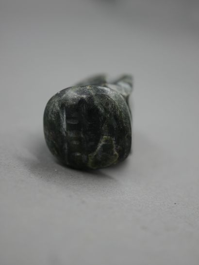 null Tête trophée de vaincu. Perle de collier amulette talismanique en jade ou amphibole....