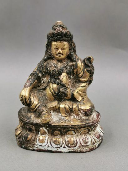 null Divinité assise en délassement sur un socle lotiforme. Art sino-tibétain. Patine...