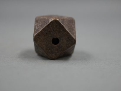 null Dodécaèdre. Perle en bois talismanique symbole du Savoir. L : 2,5 cm.