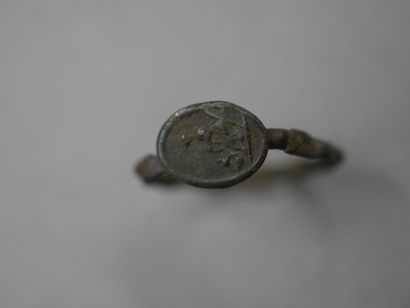 null DOUBLON / Capridé amulette en argent style oriental. 

L : 1 cm.