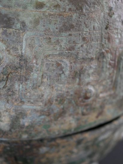 null Vase Ding tripode un pied restauré. Bronze orné style des Dynasties des Han....