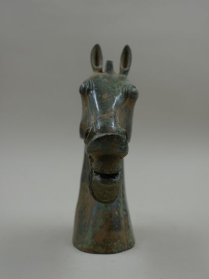 null Tête de cheval. Bronze. Style des Dynasties Han. Chine. H :17 cm.