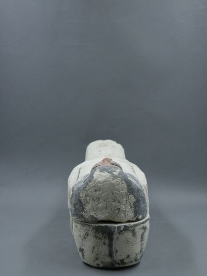 null Sarcophage miniature, matière calcaire à restes de polychromie dans la tradition...