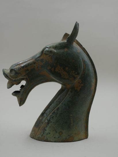 null Tête de cheval. Bronze. Style des Dynasties Han. Chine. H :17 cm.