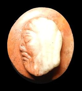 null Camée représentant un portrait masculin à gauche. Agate bicolore. Art romain....