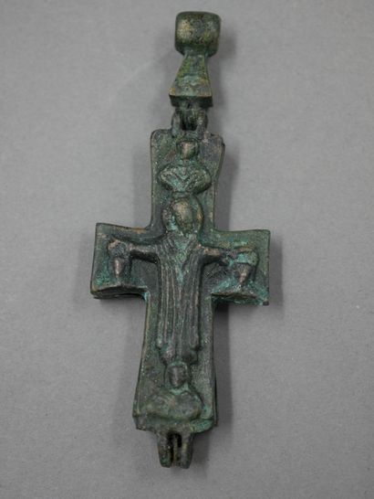 null Croix encolpion. Bronze.

Art byzantin. Circa X-XIVè s.

L : 10 cm.