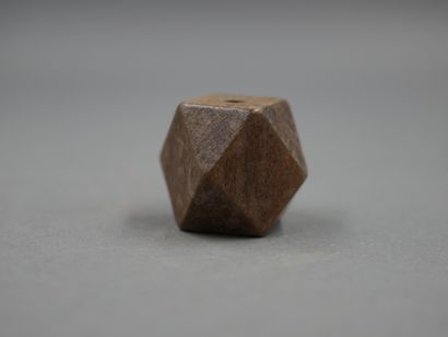 null Dodécaèdre. Perle en bois talismanique symbole du Savoir. L : 2,5 cm.