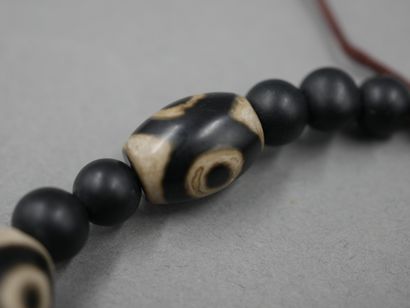 null Bracelet magique protecteur orné de perles Dzi. Tibet.