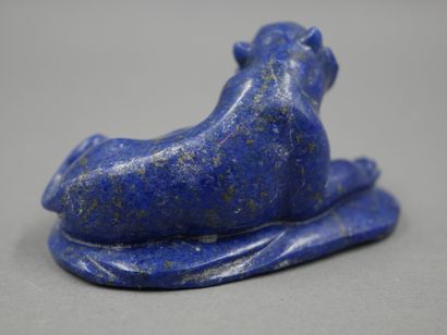 null Félin couché. Lapis lazuli. Restaurations à la base. 

L : 7,5 cm.