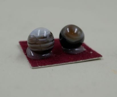 null Deux orbes, yeux prophy-lactiques perles en agate. Tibet.

L : 5,5 cm.