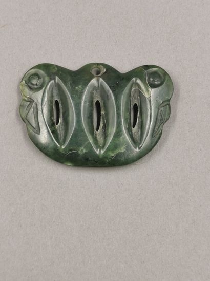 null Océanie. Rare pendentif talismanique Maori en jade néphrite orné de deux têtes...