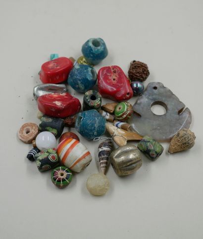 null Perles ou amulettes diverses matières dont jade en l’état.