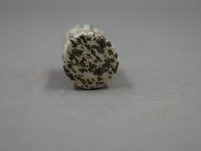 null Bijou préhistorique. Labret (piercing de lèvre) en granodiorite. Epoque néolithique...