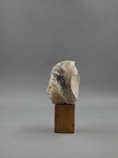 null Tête féminine en calcaire romano-copte à restes de polychromie. 

H : 6,5 c...
