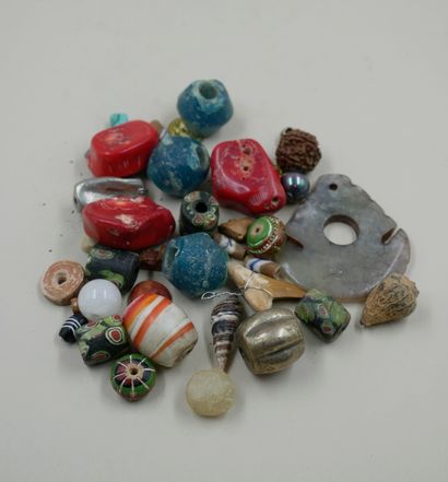 null Perles ou amulettes diverses matières dont jade en l’état.