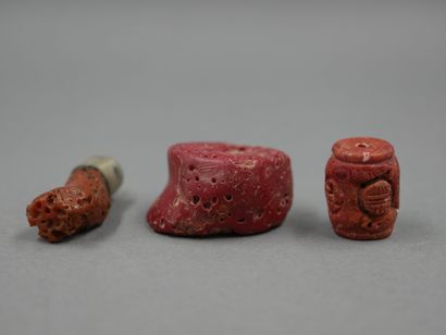 null Trois perles. Amulettes ornées ou non couleur corail. 

L : 1,5 à 2,5 cm.