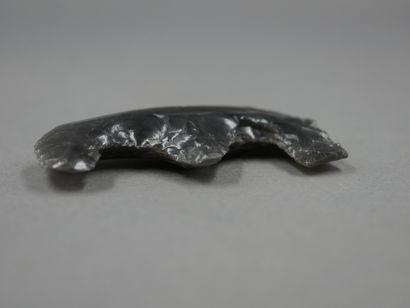 null Grand artéfact en obsidienne en forme d’animal simplifié stylisé. Prouesse technique....