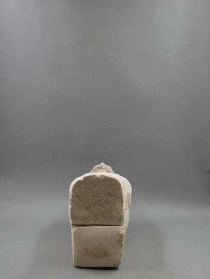 null Sarcophage miniature, matière calcaire à restes de polychromie dans la tradition...