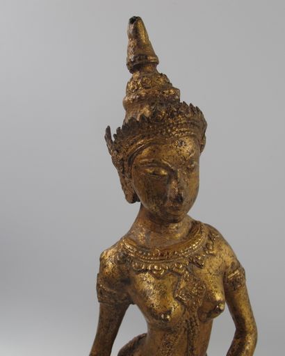 null Statuette de danseuse sacrée en bronze doré sur socle en bois. Thaïlande. XIXe...