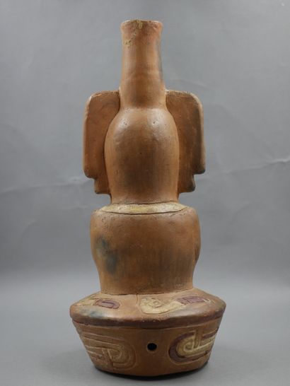 null Vase orné d’une tête de divinité probablement le dieu Aï Apec. Style de la culture...