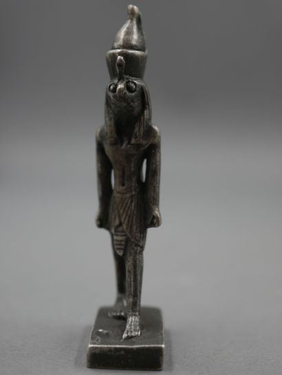 null Dieu faucon Horus marchant style Basse Epoque. Argent. 

H : 6,5 cm.