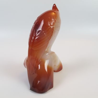 null Chine. Composition en agate cornaline sculptée d’une perruche huppée perchée...