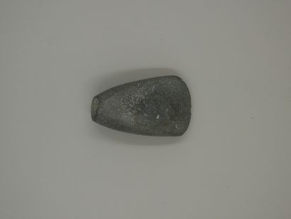 null Hache polie. Diorite. Néolithique. 

L : 8,5cm.