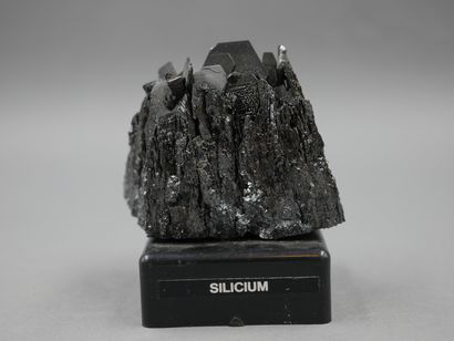 null Deux minéraux : une fuschite et un carbure de silicium de synthèse n’existant...